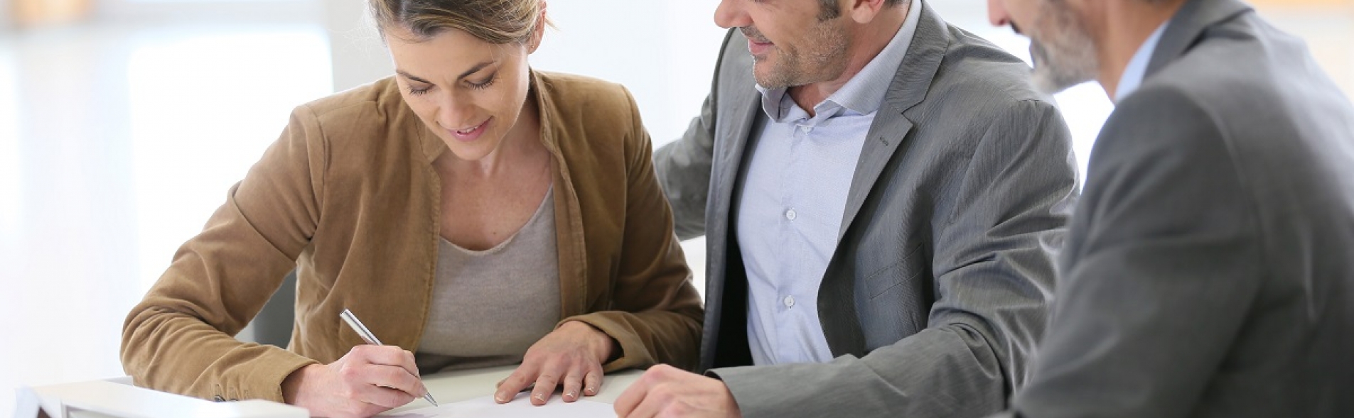 Signature d'un compromis de vente à l'agence immobilière