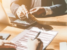 Signature de mandat de vente avec un agent immobilier