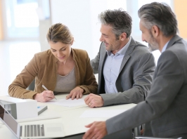 Signature d'un compromis de vente à l'agence immobilière